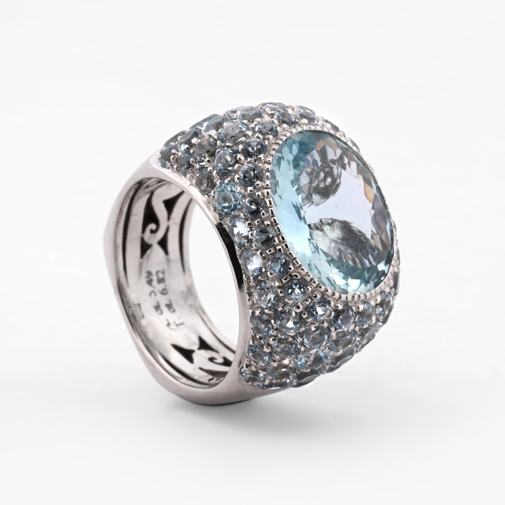 Comprar anillo de la firma Sillam realizado en oro blanco de 18kt con aguamarina central y talla brillante alrededor y en los brazos del anillo. Envío GRATIS.