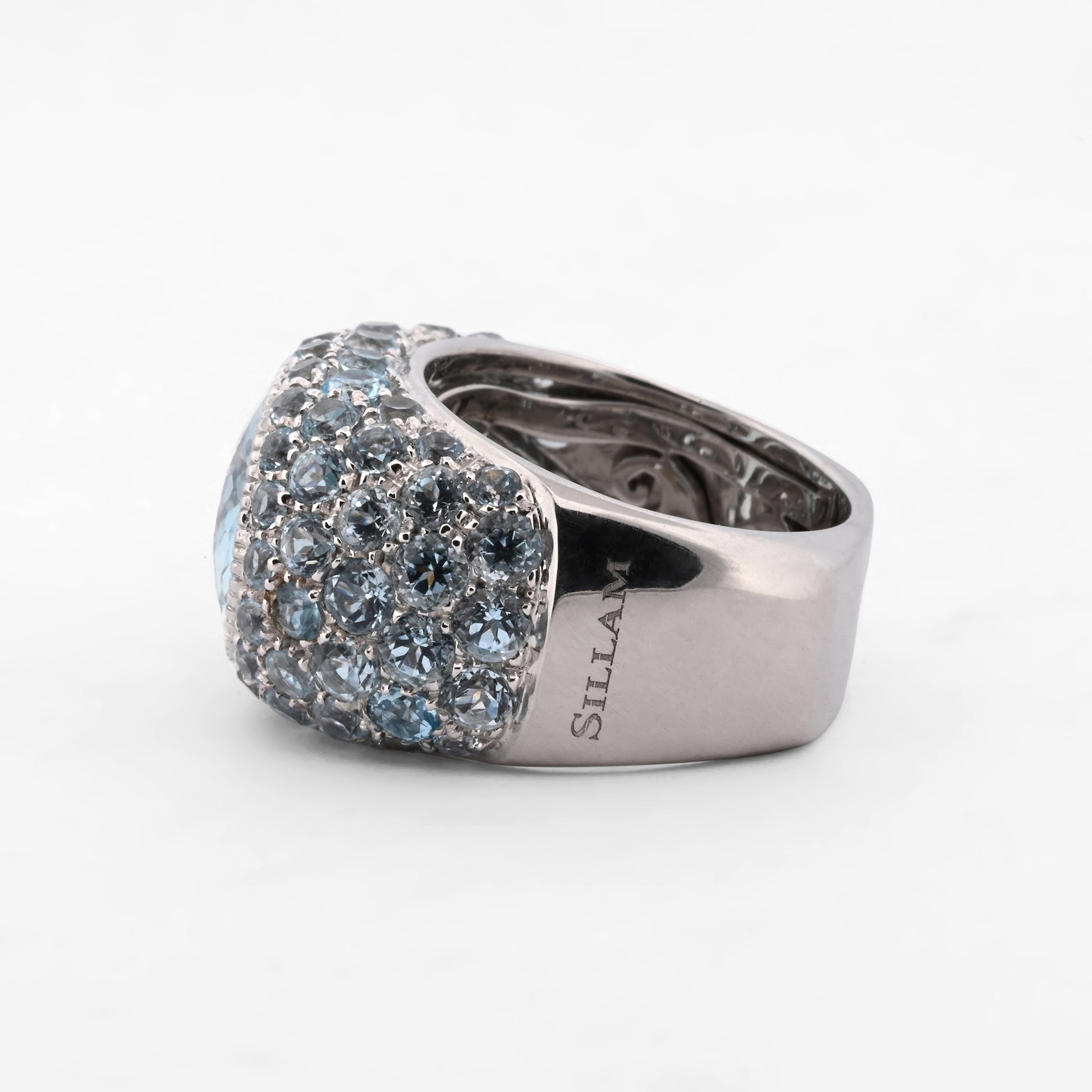 Comprar anillo de la firma Sillam realizado en oro blanco de 18kt con aguamarina central y talla brillante alrededor y en los brazos del anillo. Envío GRATIS.