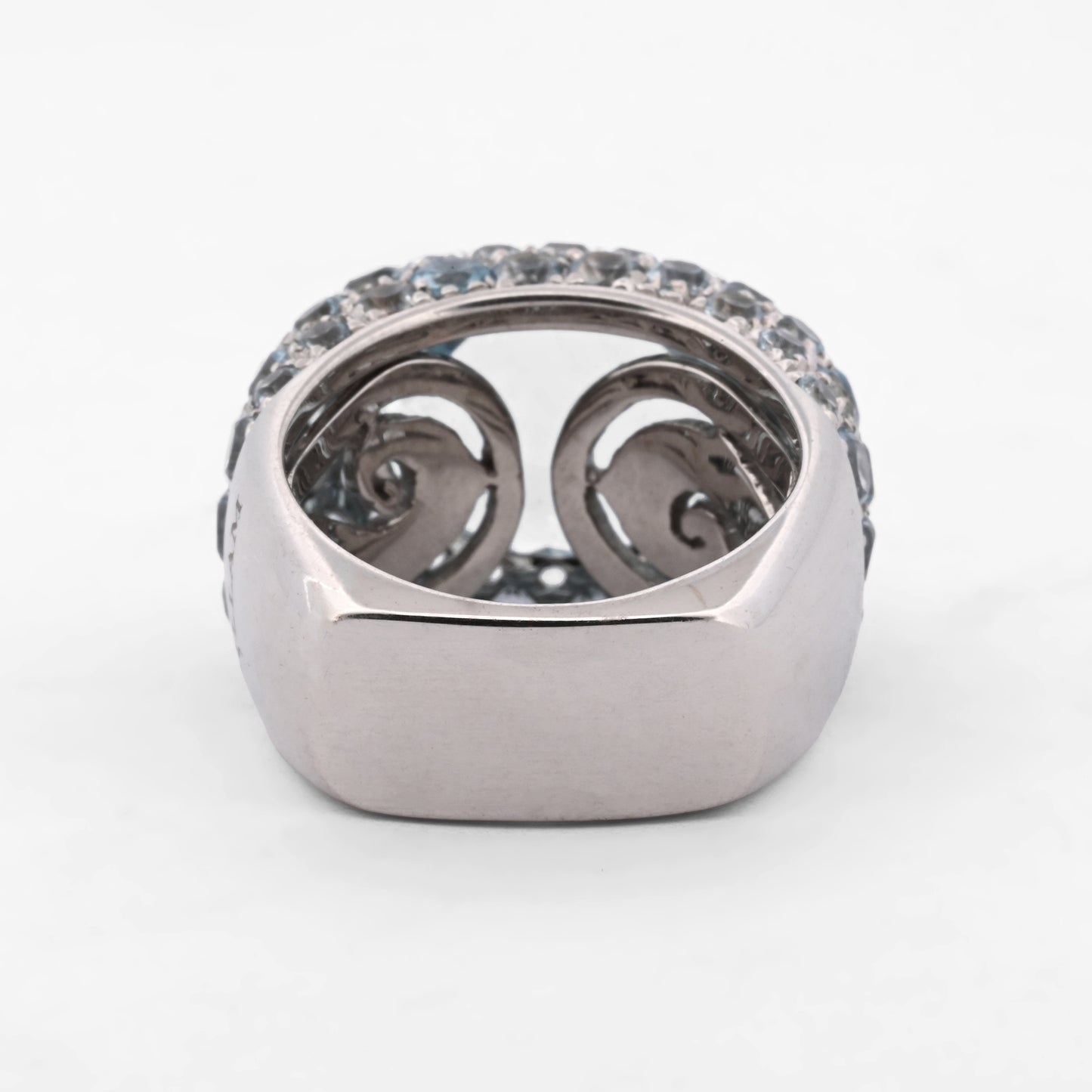Comprar anillo de la firma Sillam realizado en oro blanco de 18kt con aguamarina central y talla brillante alrededor y en los brazos del anillo. Envío GRATIS.
