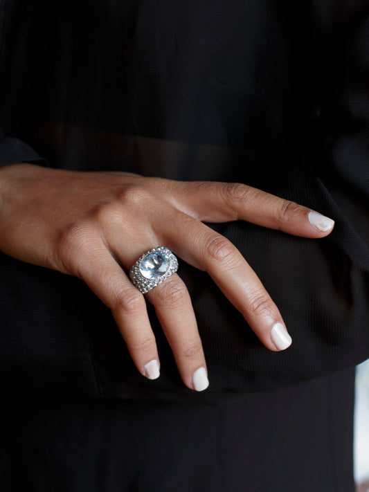 Comprar anillo de la firma Sillam realizado en oro blanco de 18kt con aguamarina central y talla brillante alrededor y en los brazos del anillo. Envío GRATIS.