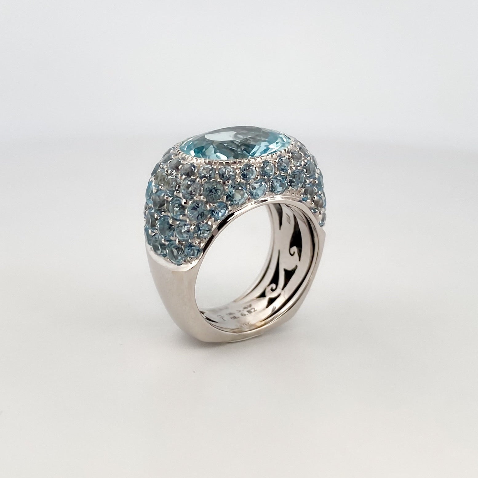 Comprar anillo de la firma Sillam realizado en oro blanco de 18kt con aguamarina central y talla brillante alrededor y en los brazos del anillo. Envío GRATIS.

