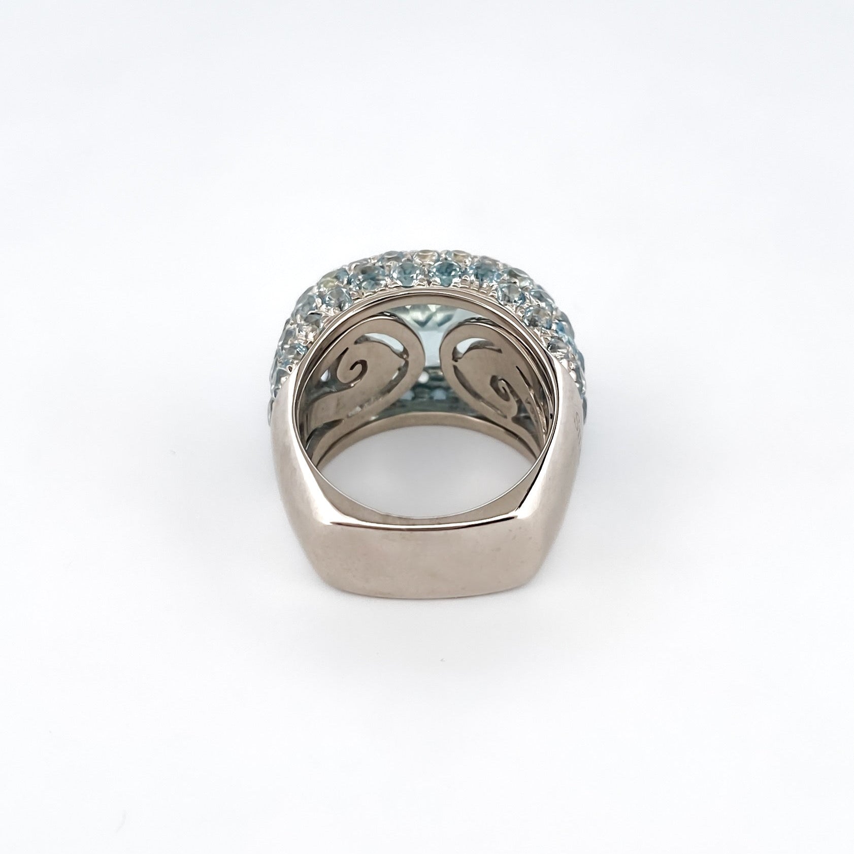 Comprar anillo de la firma Sillam realizado en oro blanco de 18kt con aguamarina central y talla brillante alrededor y en los brazos del anillo. Envío GRATIS.

