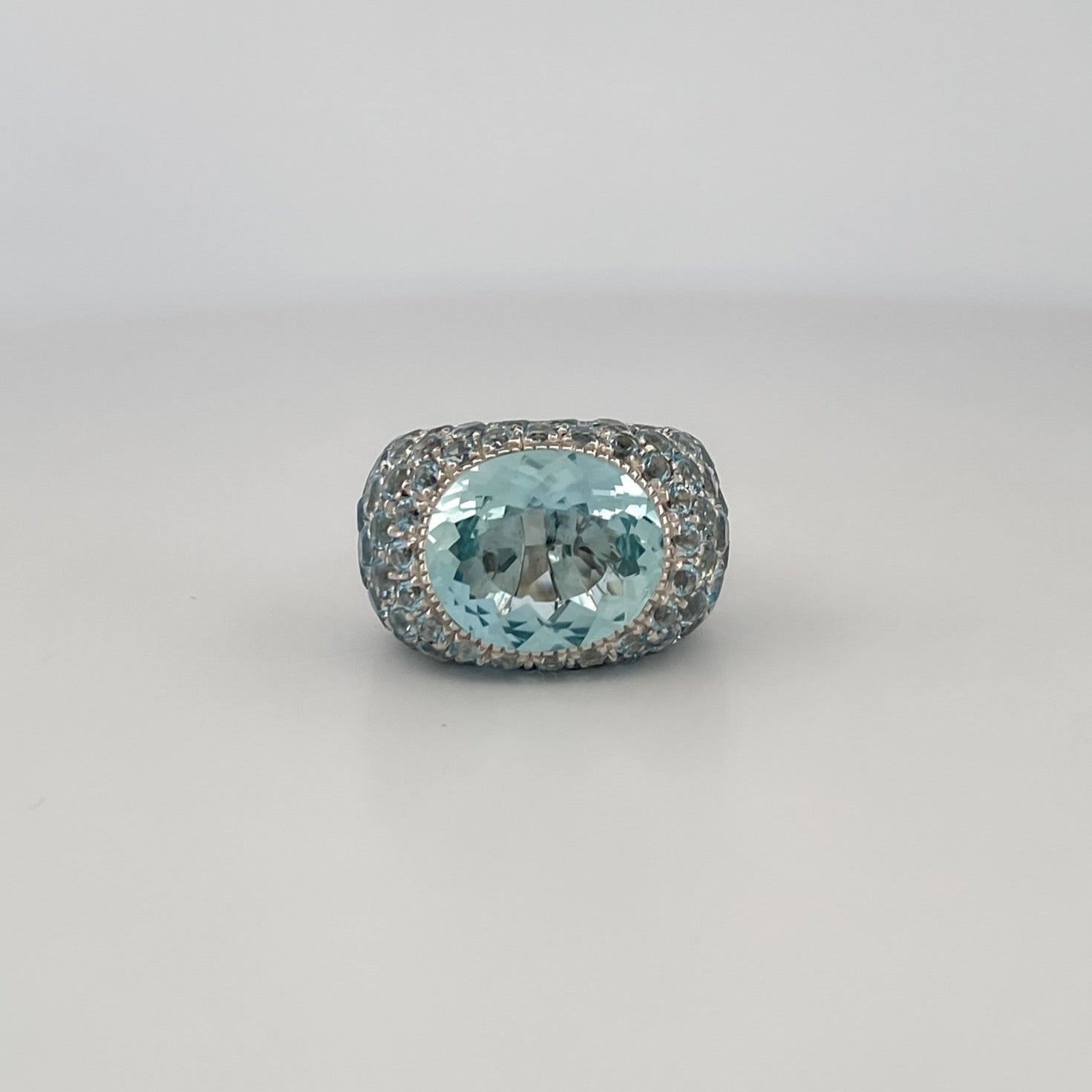 Comprar anillo de la firma Sillam realizado en oro blanco de 18kt con aguamarina central y talla brillante alrededor y en los brazos del anillo. Envío GRATIS.


