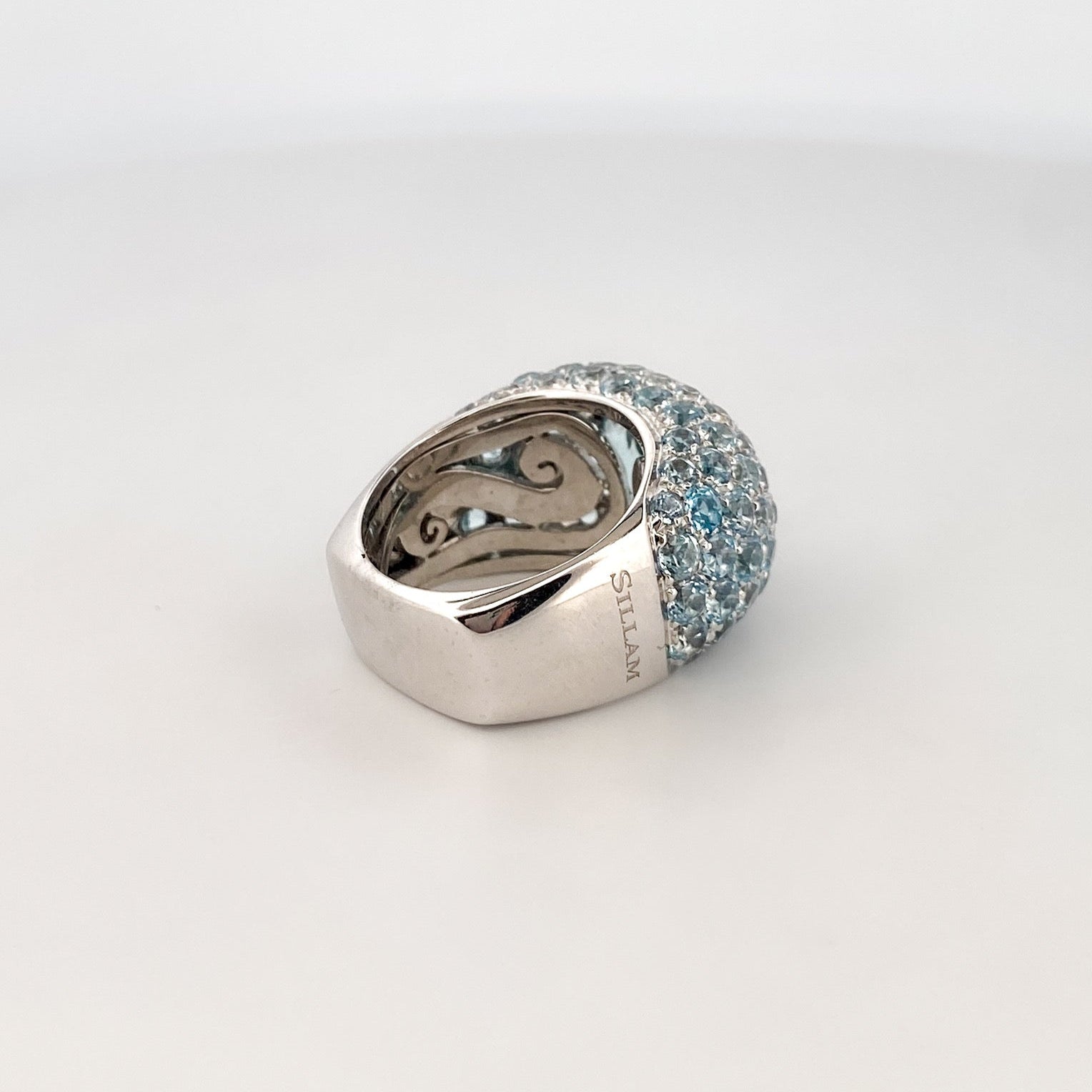 Comprar anillo de la firma Sillam realizado en oro blanco de 18kt con aguamarina central y talla brillante alrededor y en los brazos del anillo. Envío GRATIS.

