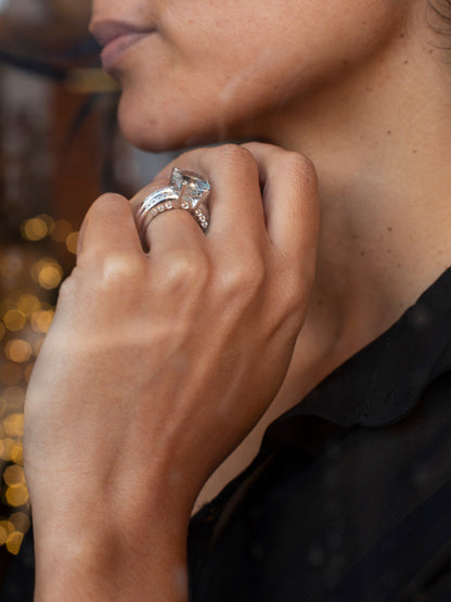 Comprar anillo de la firma Sillam realizado en oro blanco de 18kt con aguamarina central y diamantes en los brazos talla brillante. Envío GRATIS. IanOr.