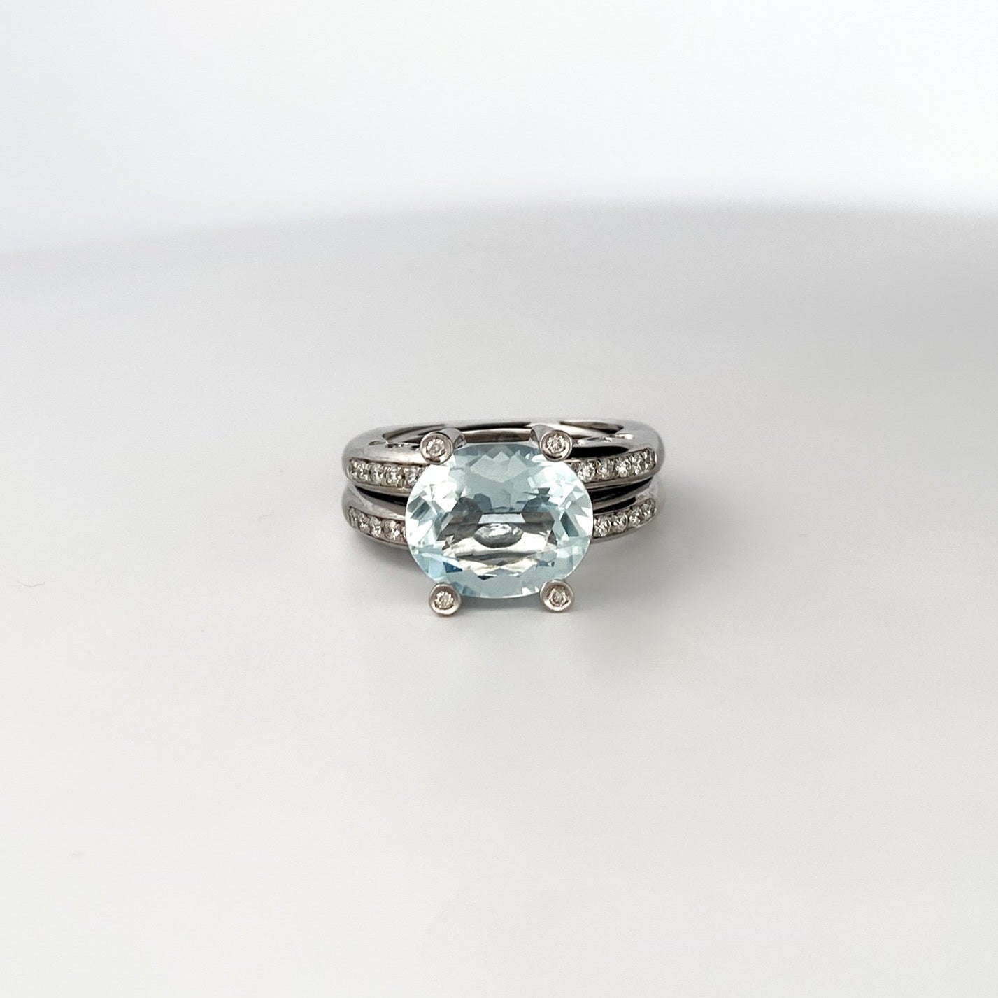 Comprar anillo de la firma Sillam realizado en oro blanco de 18kt con aguamarina central y diamantes en los brazos talla brillante. Envío GRATIS. IanOr.