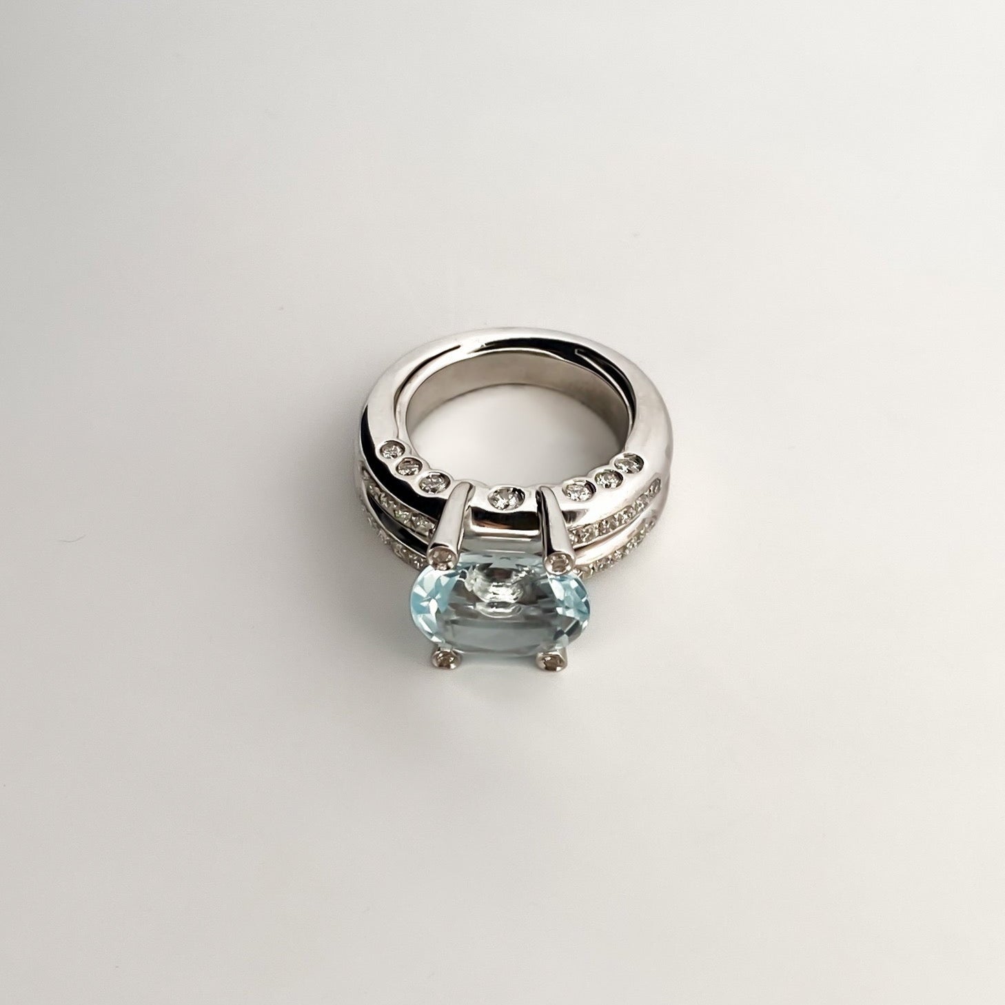 Comprar anillo de la firma Sillam realizado en oro blanco de 18kt con aguamarina central y diamantes en los brazos talla brillante. Envío GRATIS. IanOr.

