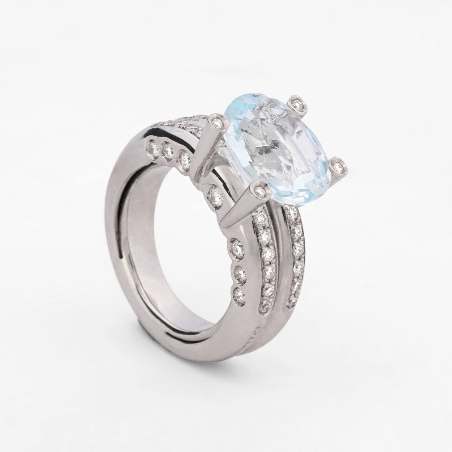 Comprar anillo de la firma Sillam realizado en oro blanco de 18kt con aguamarina central y diamantes en los brazos talla brillante. Envío GRATIS. IanOr.