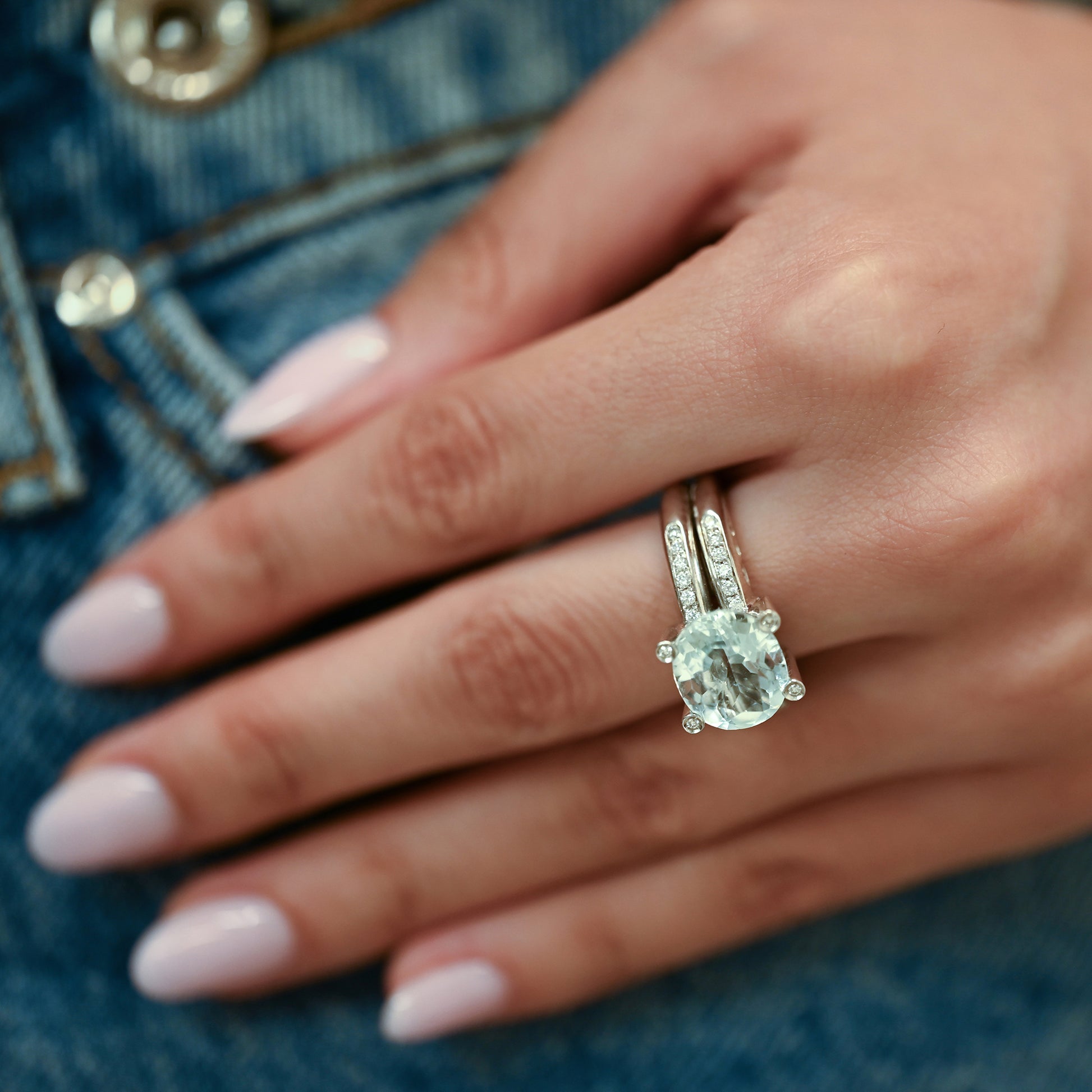 Comprar anillo de la firma Sillam realizado en oro blanco de 18kt con aguamarina central y diamantes en los brazos talla brillante. Envío GRATIS. IanOr.