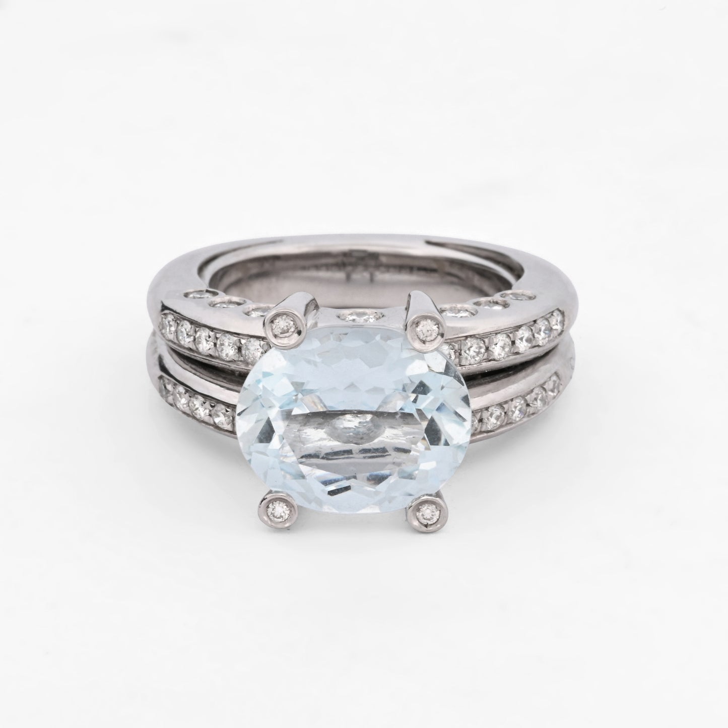 Comprar anillo de la firma Sillam realizado en oro blanco de 18kt con aguamarina central y diamantes en los brazos talla brillante. Envío GRATIS. IanOr.