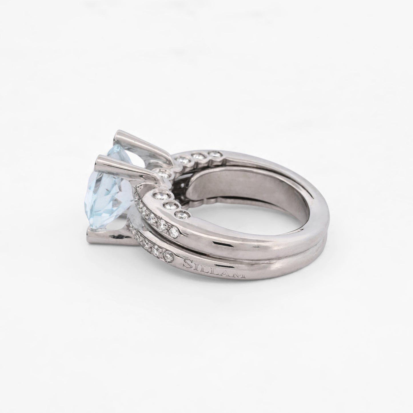 Comprar anillo de la firma Sillam realizado en oro blanco de 18kt con aguamarina central y diamantes en los brazos talla brillante. Envío GRATIS. IanOr.