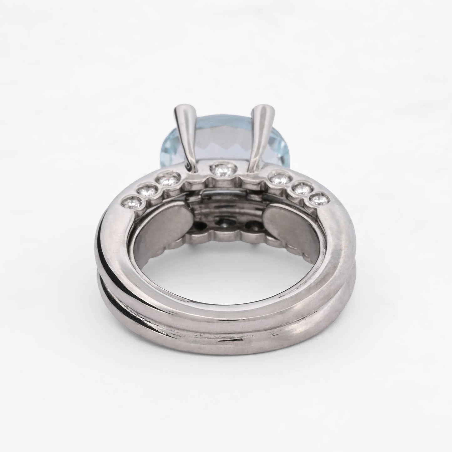 Comprar anillo de la firma Sillam realizado en oro blanco de 18kt con aguamarina central y diamantes en los brazos talla brillante. Envío GRATIS. IanOr.