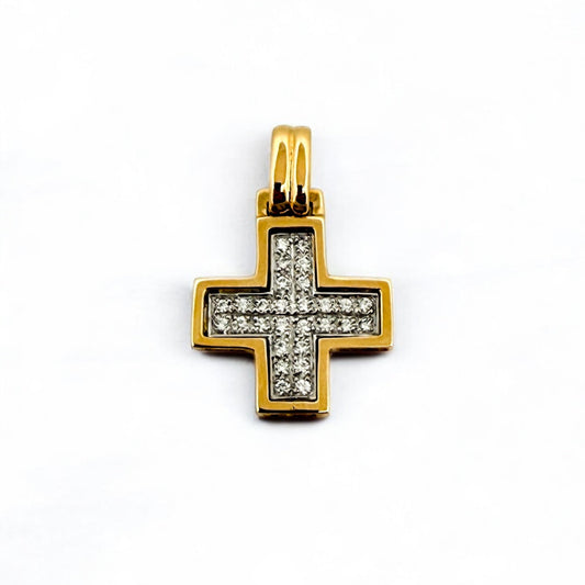 Colgante bicolor en forma de cruz cuadrada realizada en oro amarillo de 18kt con engaste en oro blanco de 28 diamantes talla brillante.