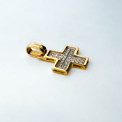 Colgante bicolor en forma de cruz cuadrada realizada en oro amarillo de 18kt con engaste en oro blanco de 28 diamantes talla brillante.