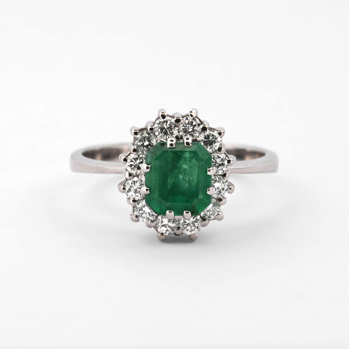 Comprar sortija realizada en oro blanco de 18kt con rosetón de diamantes alrededor de una esmeralda central. Joyería Ian'Or. Joyas acondicionadas. Envío GRATIS.