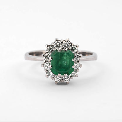 Comprar sortija realizada en oro blanco de 18kt con rosetón de diamantes alrededor de una esmeralda central. Joyería Ian'Or. Joyas acondicionadas. Envío GRATIS.