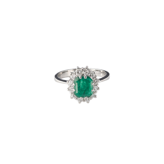 Comprar sortija realizada en oro blanco de 18kt con rosetón de diamantes alrededor de una esmeralda central. Joyería Ian'Or. Joyas acondicionadas. Envío GRATIS.
