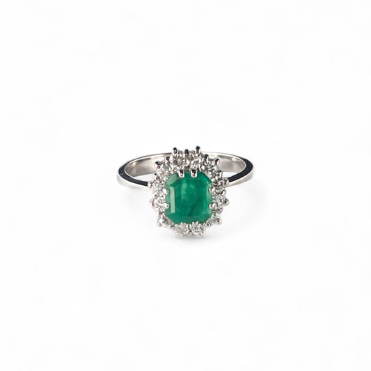Comprar sortija realizada en oro blanco de 18kt con rosetón de diamantes alrededor de una esmeralda central. Joyería Ian'Or. Joyas acondicionadas. Envío GRATIS.