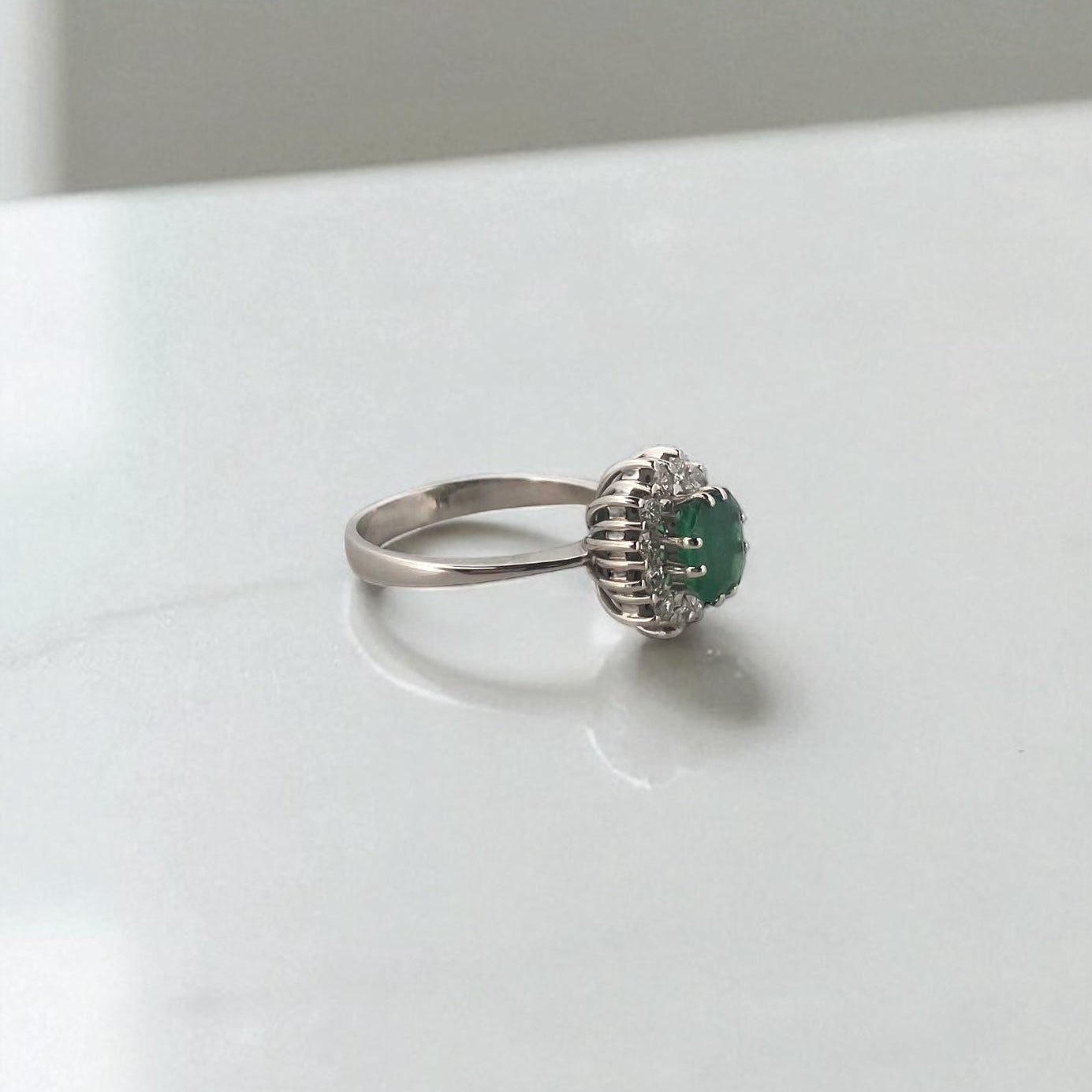 Comprar sortija realizada en oro blanco de 18kt con rosetón de diamantes alrededor de una esmeralda central. Joyería Ian'Or. Joyas acondicionadas. Envío GRATIS.