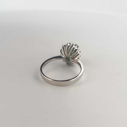Comprar sortija realizada en oro blanco de 18kt con rosetón de diamantes alrededor de una esmeralda central. Joyería Ian'Or. Joyas acondicionadas. Envío GRATIS.