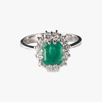 Comprar sortija realizada en oro blanco de 18kt con rosetón de diamantes alrededor de una esmeralda central. Joyería Ian'Or. Joyas acondicionadas. Envío GRATIS.