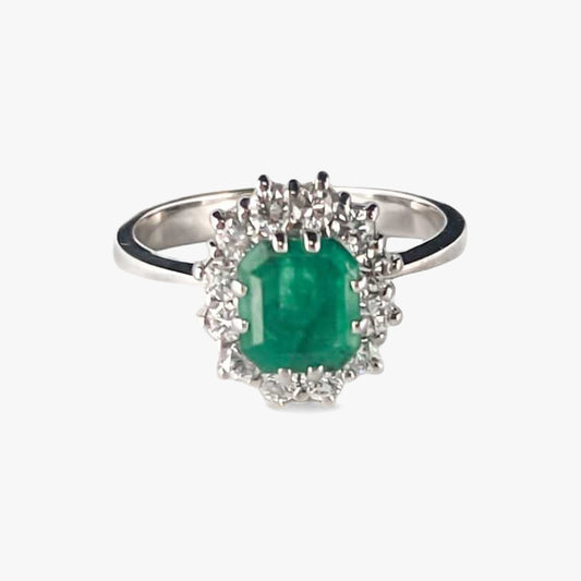 Comprar sortija realizada en oro blanco de 18kt con rosetón de diamantes alrededor de una esmeralda central. Joyería Ian'Or. Joyas acondicionadas. Envío GRATIS.