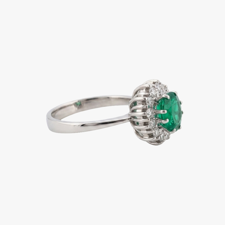 Comprar sortija realizada en oro blanco de 18kt con rosetón de diamantes alrededor de una esmeralda central. Joyería Ian'Or. Joyas acondicionadas. Envío GRATIS.