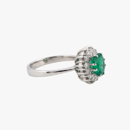 Comprar sortija realizada en oro blanco de 18kt con rosetón de diamantes alrededor de una esmeralda central. Joyería Ian'Or. Joyas acondicionadas. Envío GRATIS.
