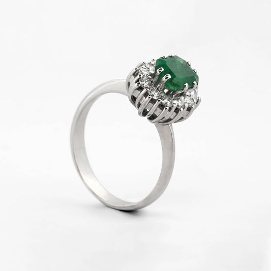 Comprar sortija realizada en oro blanco de 18kt con rosetón de diamantes alrededor de una esmeralda central. Joyería Ian'Or. Joyas acondicionadas. Envío GRATIS.