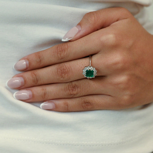 Comprar sortija realizada en oro blanco de 18kt con rosetón de diamantes alrededor de una esmeralda central. Joyería Ian'Or. Joyas acondicionadas. Envío GRATIS.