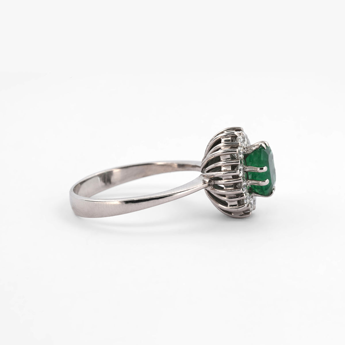 Comprar sortija realizada en oro blanco de 18kt con rosetón de diamantes alrededor de una esmeralda central. Joyería Ian'Or. Joyas acondicionadas. Envío GRATIS.