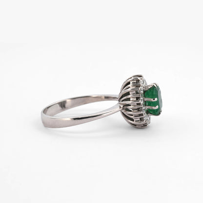 Comprar sortija realizada en oro blanco de 18kt con rosetón de diamantes alrededor de una esmeralda central. Joyería Ian'Or. Joyas acondicionadas. Envío GRATIS.
