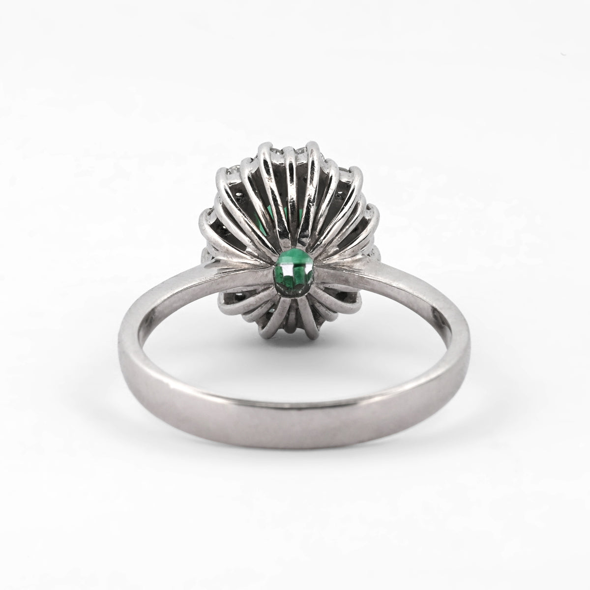 Comprar sortija realizada en oro blanco de 18kt con rosetón de diamantes alrededor de una esmeralda central. Joyería Ian'Or. Joyas acondicionadas. Envío GRATIS.