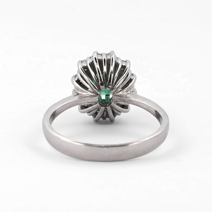 Comprar sortija realizada en oro blanco de 18kt con rosetón de diamantes alrededor de una esmeralda central. Joyería Ian'Or. Joyas acondicionadas. Envío GRATIS.