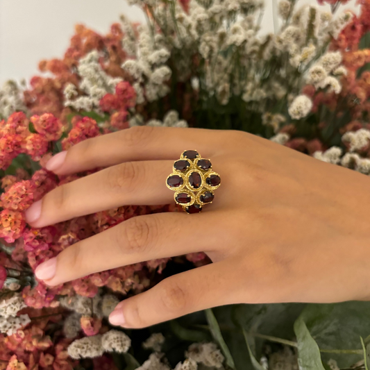 Comprar sortija realizada en oro amarillo de 18kt con 9 granates talla oval. Compro oro vender oro en Barcelona. Joyas vintage restauradas. Joyas baratas.


