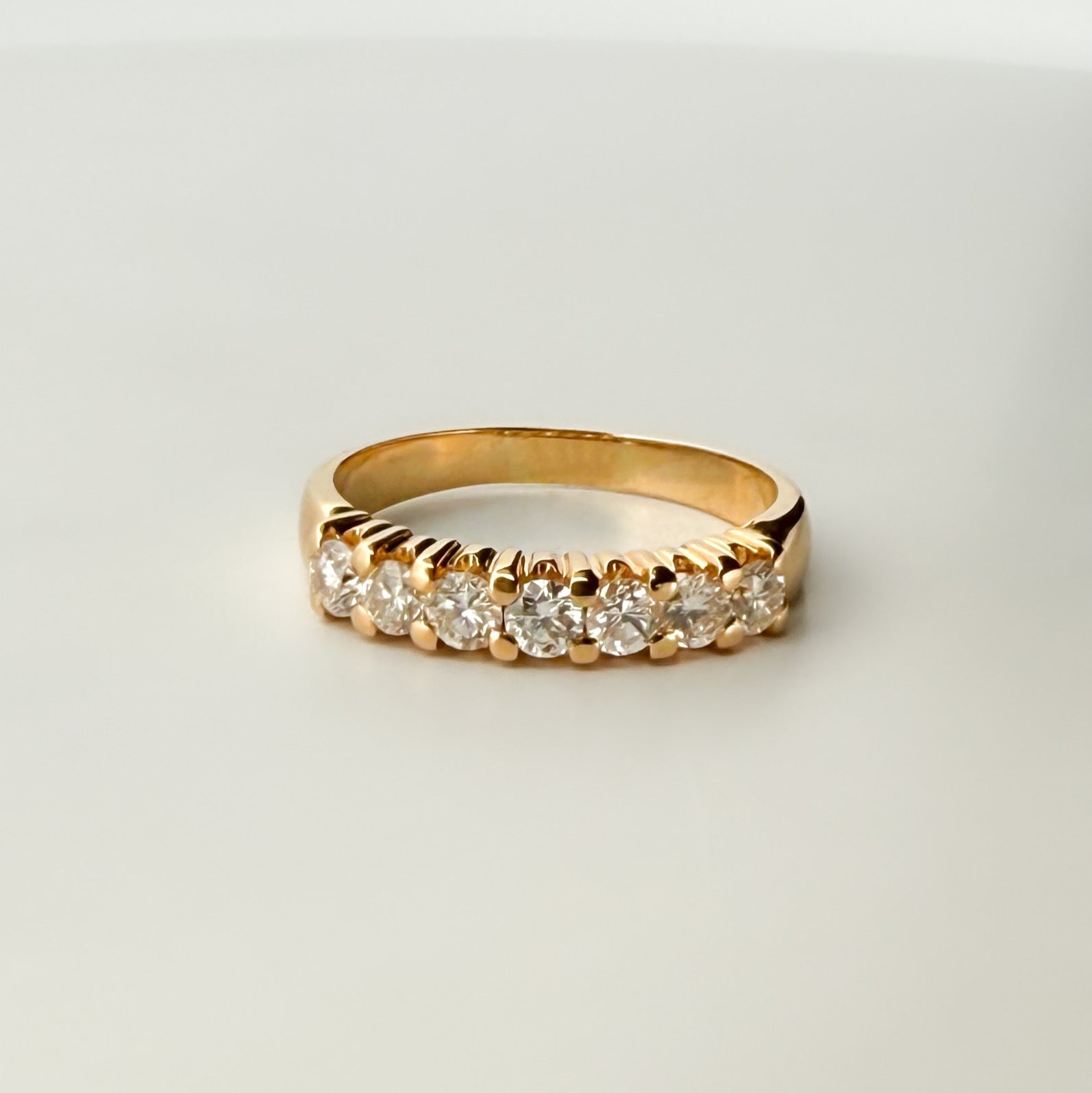 Comprar media alianza de oro amarillo de 18kt con 7 brillantes engastados en grapas. Joyas de segunda mano. Envío GRATIS. Anillos de compromiso baratos.
