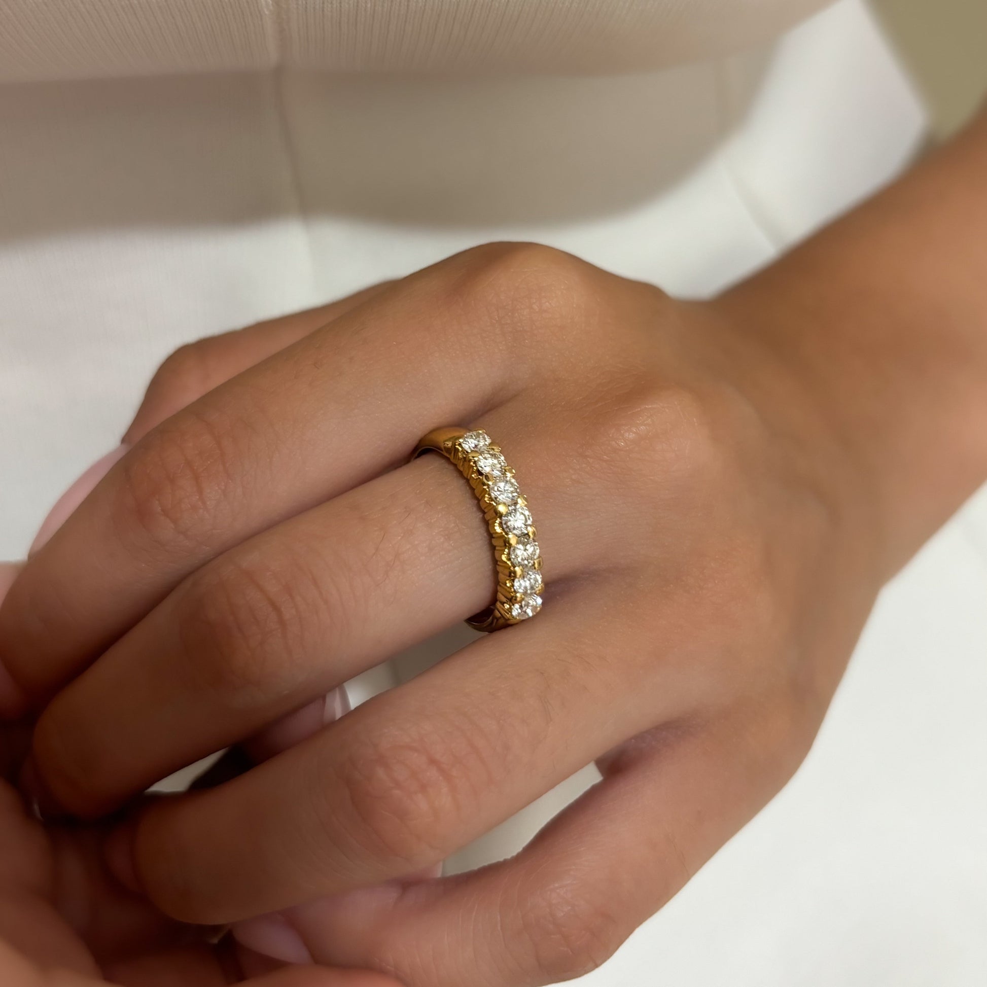 Comprar media alianza de oro amarillo de 18kt con 7 brillantes engastados en grapas. Joyas de segunda mano. Envío GRATIS. Anillos de compromiso baratos.

