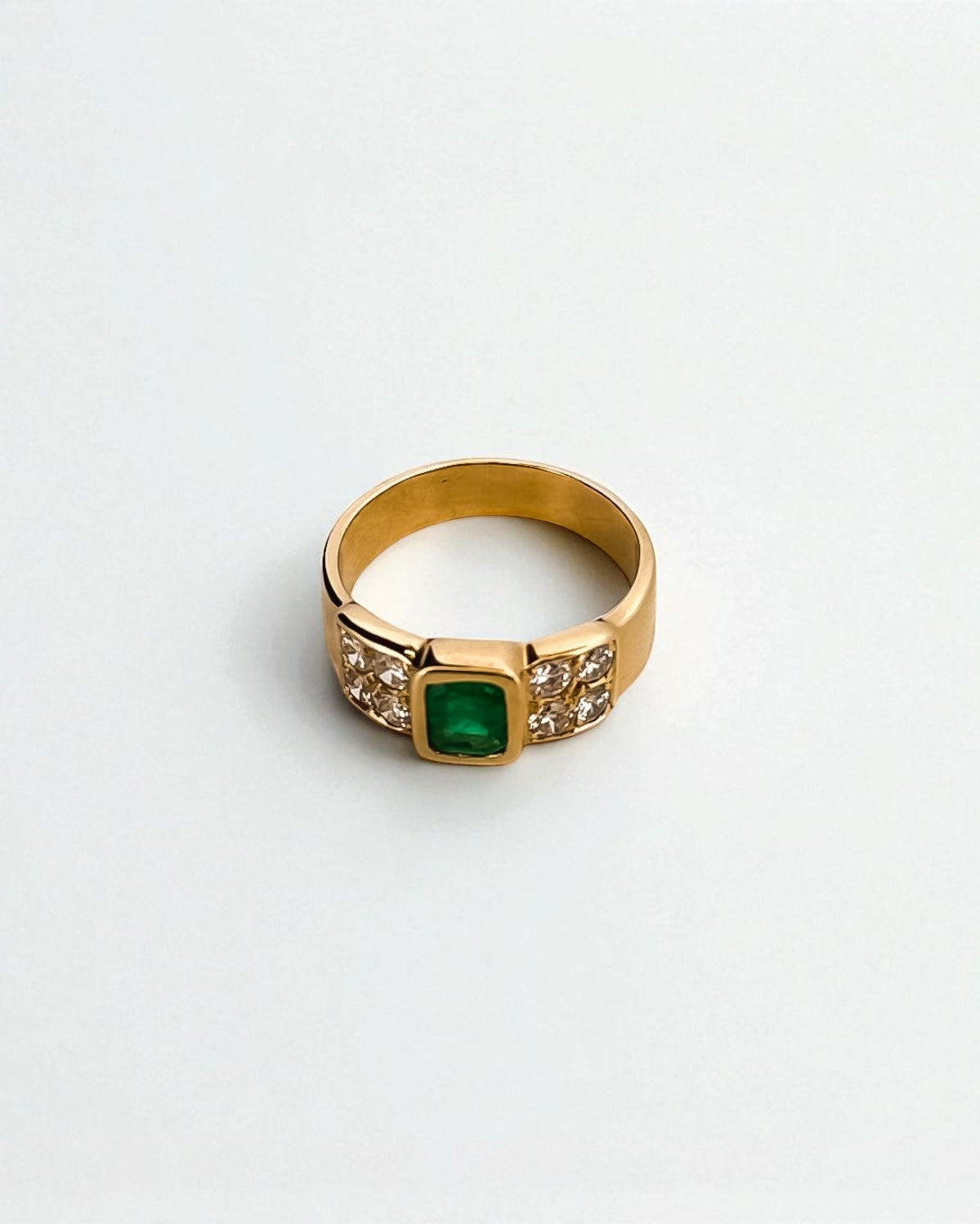 Comprar anillo realizado en oro amarillo de 18kt con una esmeralda central y 4 diamantes talla brillante en cada lado. Joyas de segunda mano. Joyería Ian'Or.