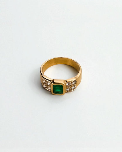 Comprar anillo realizado en oro amarillo de 18kt con una esmeralda central y 4 diamantes talla brillante en cada lado. Joyas de segunda mano. Joyería Ian'Or.
