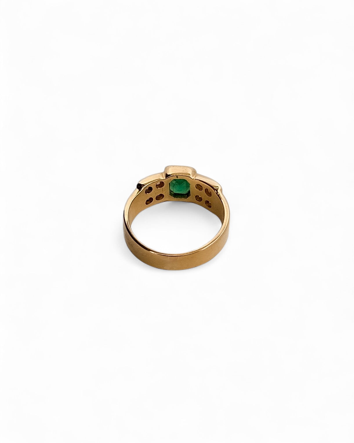 Comprar anillo realizado en oro amarillo de 18kt con una esmeralda central y 4 diamantes talla brillante en cada lado. Joyas de segunda mano. Joyería Ian'Or.