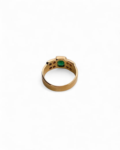Comprar anillo realizado en oro amarillo de 18kt con una esmeralda central y 4 diamantes talla brillante en cada lado. Joyas de segunda mano. Joyería Ian'Or.