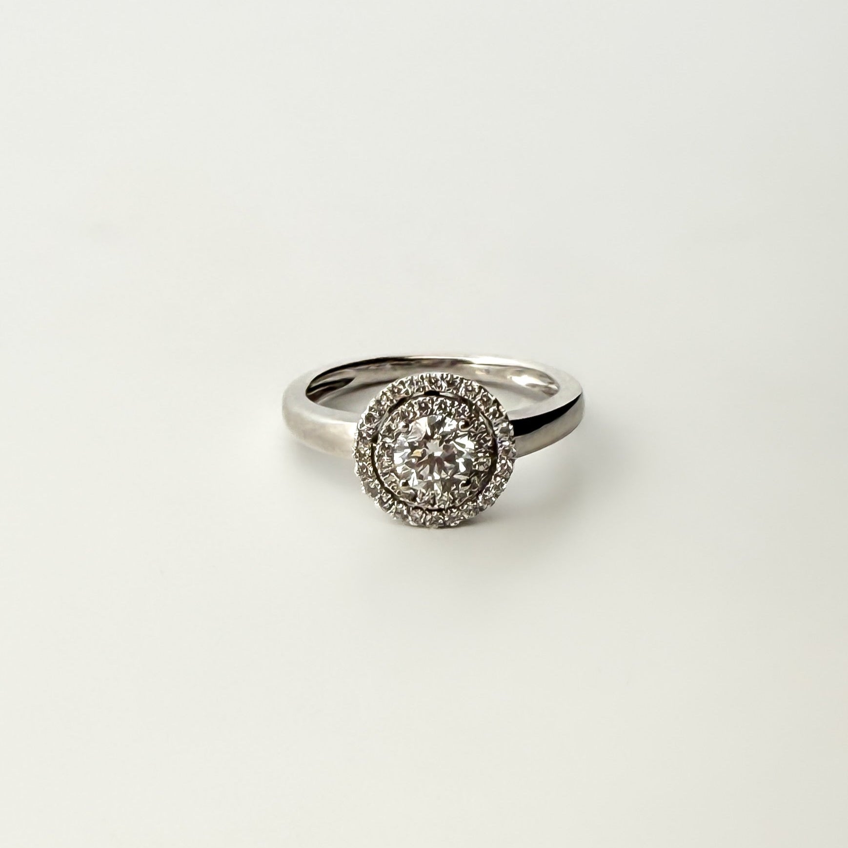 Comprar sortija en oro blanco de 18kt con rosetón de diamantes alrededor de un diamante más grande. Joyería Ian'Or. Joyas acondicionadas. Envío GRATIS.
