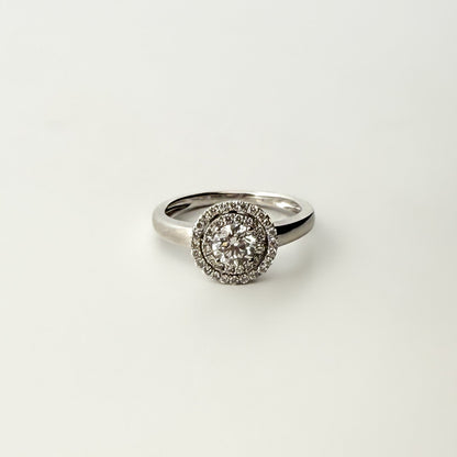 Comprar sortija en oro blanco de 18kt con rosetón de diamantes alrededor de un diamante más grande. Joyería Ian'Or. Joyas acondicionadas. Envío GRATIS.
