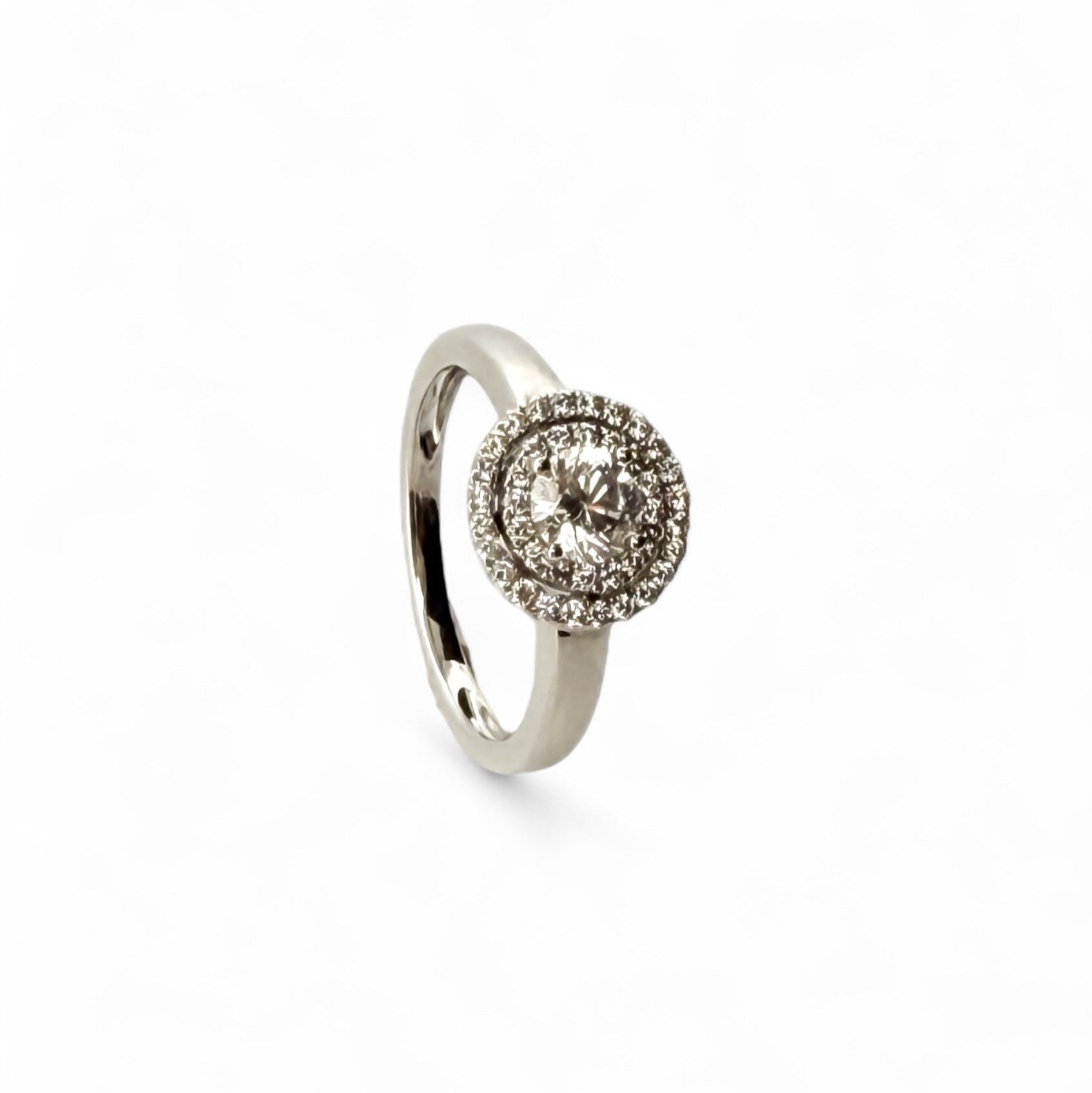 Comprar sortija en oro blanco de 18kt con rosetón de diamantes alrededor de un diamante más grande. Joyería Ian'Or. Joyas acondicionadas. Envío GRATIS.
