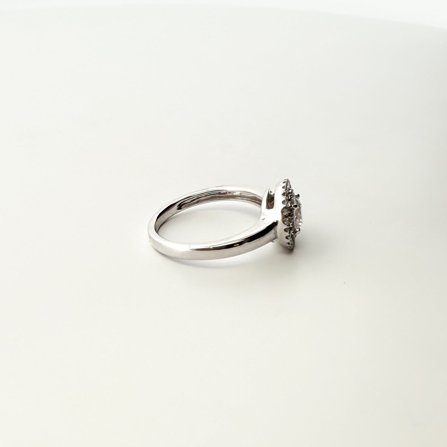 Comprar sortija en oro blanco de 18kt con rosetón de diamantes alrededor de un diamante más grande. Joyería Ian'Or. Joyas acondicionadas. Envío GRATIS.
