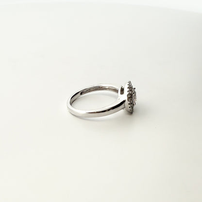 Comprar sortija en oro blanco de 18kt con rosetón de diamantes alrededor de un diamante más grande. Joyería Ian'Or. Joyas acondicionadas. Envío GRATIS.

