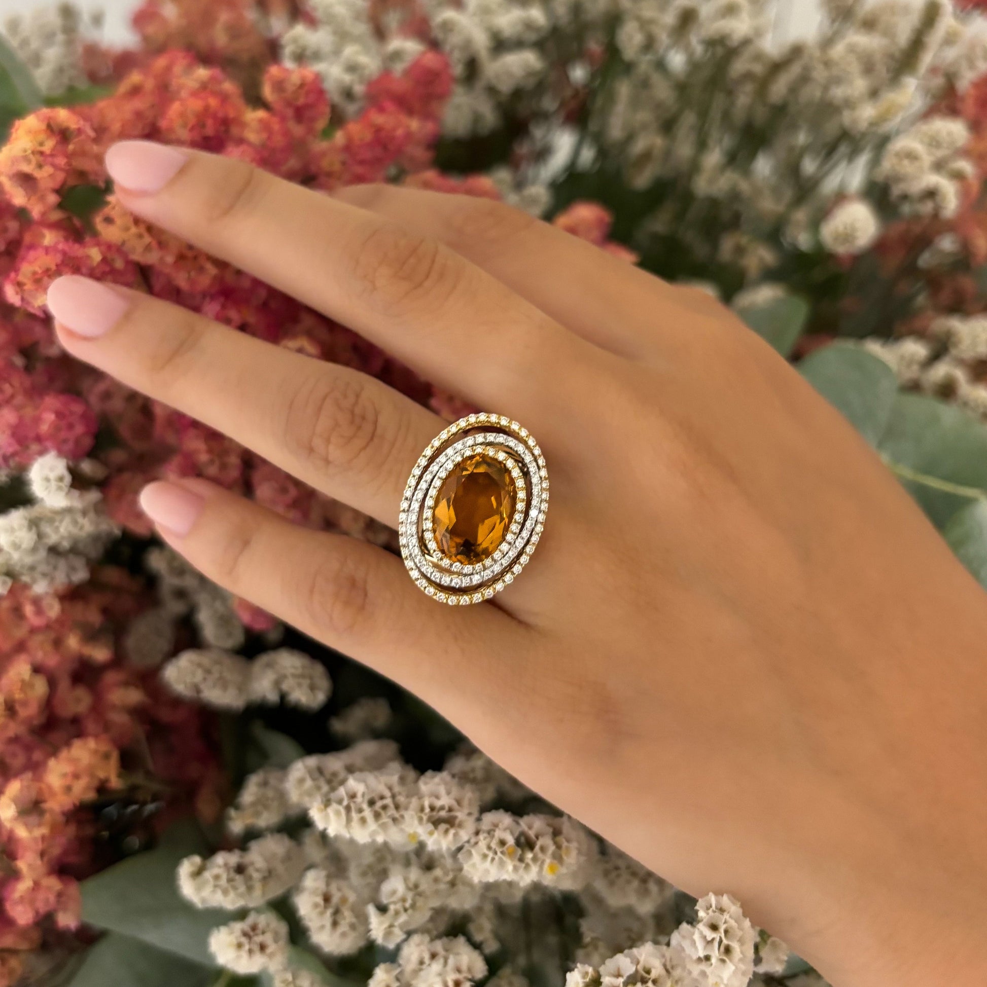 Comprar anillo de oro amarillo de 18kt con citrino talla oval central y diamantes alrededor. Joyas listas para una segunda vida. Joyería Ian'Or. Envío GRATIS.

