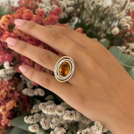 Comprar anillo de oro amarillo de 18kt con citrino talla oval central y diamantes alrededor. Joyas listas para una segunda vida. Joyería Ian'Or. Envío GRATIS.

