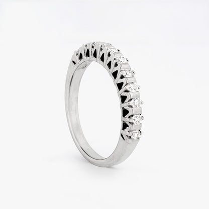 Comprar media alianza realizada en oro blanco 18kt con carril de 11 diamantes. Joyas acondicionadas. Envío GRATIS. Anillos de compromiso baratos. Ian'Or.

