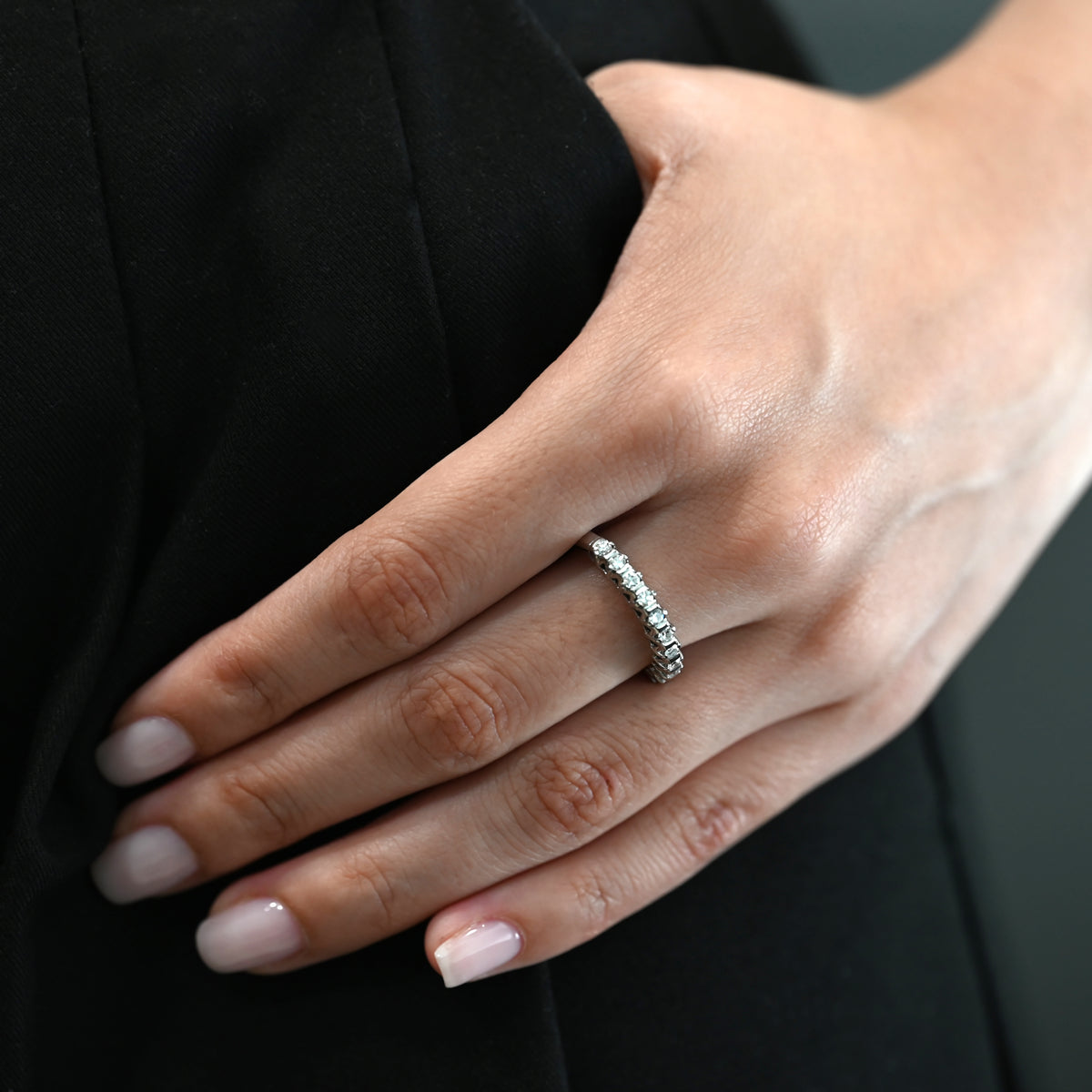 Comprar media alianza realizada en oro blanco 18kt con carril de 11 diamantes. Joyas acondicionadas. Envío GRATIS. Anillos de compromiso baratos. Ian'Or.

